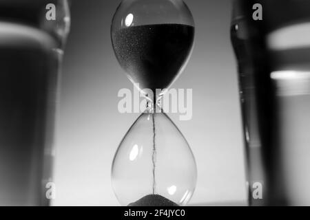 Schwarzweiß-Foto der Sanduhr Nahaufnahme Stockfoto