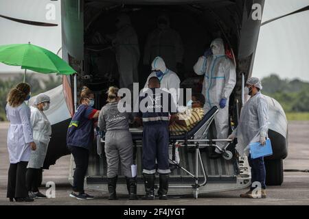 Manaus, Brasilien. März 2021, 05th. Ein Covid 19 Patient, der von Coari nach Manaus zur Behandlung geflogen wurde, wird von medizinischen Fachkräften empfangen. Coari, 362 Kilometer von Manaus entfernt, hat die Hauptstadt des Bundesstaates Amazonas um Hilfe bei der Behandlung von Patienten gebeten. Kredit: Lucas Silva/dpa/Alamy Live Nachrichten Stockfoto