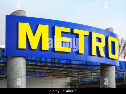 Hamburg, 17. März 2021. Schilder über dem Eingang des METRO-Großhandelsmarktes. Die Metro AG ist ein deutsches multinationales Unternehmen mit Sitz in Düsseldorf. Stockfoto