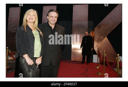 Prominente Gäste kommen für die Aufnahme der zweiten Serie Von Hells Kitchen...Helen Lederer und Tony Slattery pic David Sandison 17/4/2005 Stockfoto