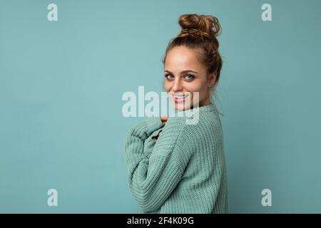 Close-up Porträt von schön aussehende attraktiv schöne liebenswerte ziemlich niedlich Winsome Wunderschöne fröhlich fröhlich fröhlich wellig-haarige blonde Frau auf Pastell isoliert Stockfoto