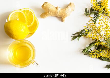 Kräutertee in einer Tasse, Ingwer, Zitrone und Akazie - stärken das Immunsystem in der kalten Jahreszeit. Allergien, Fieber, Grippe. Vitamingetränk für Gesundheit und Ingre Stockfoto