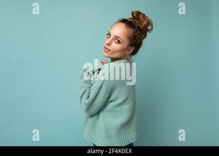 Close-up Porträt von schön aussehende attraktiv schöne liebenswerte ziemlich niedlich Winsome Wunderschöne fröhlich fröhlich fröhlich wellig-haarige blonde Frau auf Pastell isoliert Stockfoto