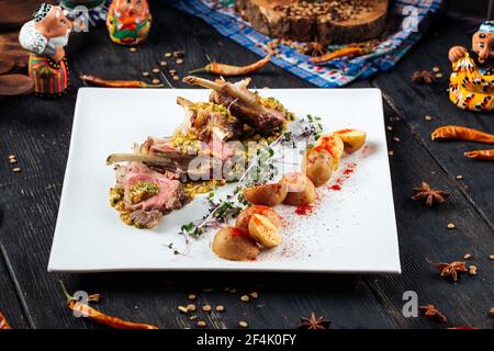 Geröstetes Lammrippenschnitzel mit Babykartoffeln Stockfoto