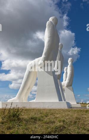 Esbjerg, Dänemark - 27. August 2020: Der kolossale Scultpure „Men at Sea“ von Svend Wiig Hansen am Ufer nahe dem Hafen der Stadt. Dänischer Name des Stockfoto