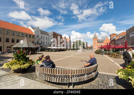 Esbjerg, Dänemark - 27. August 2020: Torvet, der Hauptplatz der Stadt mit der Statue von König Christian IX. In der Mitte. Stockfoto