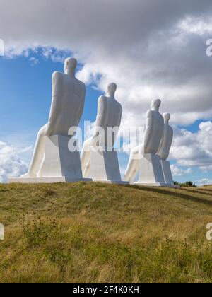 Esbjerg, Dänemark - 27. August 2020: Rückansicht des kolossalen Scultpures „Men at Sea“ von Svend Wiig Hansen am Ufer nahe dem Hafen der Stadt. Dänisch Stockfoto