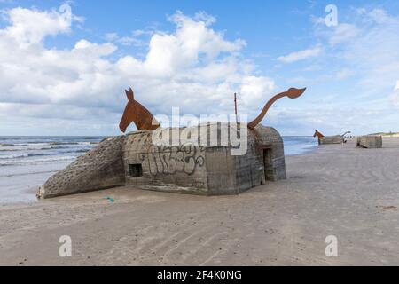 Blavand, Dänemark - Auguat 27, 2020: Bunker aus dem Zweiten Weltkrieg am Nordseestrand, der 1995 vom Künstler Bill Woodrow zu Maultieren oder Pferden umgebaut wurde Stockfoto