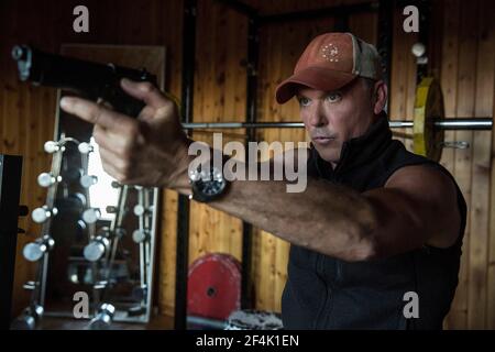 MICHAEL KEATON in AMERICAN ASSASSIN (2017), Regie: MICHAEL CUESTA. Copyright: Nur für redaktionelle Verwendung. Keine Verkaufsförderung oder Buchumschläge. Dies ist ein öffentlich verteiltes Handout. Nur Zugriffsrechte, keine Lizenz des Urheberrechts. Nur zu vervielfältigen in Verbindung mit der Promotion dieses Films. Kredit: LIONSGATE/CBS FILME / Album Stockfoto