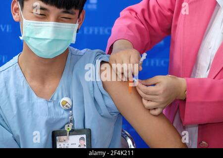 Ein Arzt wird im Krankenhaus von Taipei City mit dem Impfstoff gegen Covid-19 von AstraZeneca geimpft. Medizinisches Personal erhielt den ersten AstraZeneca-Impfstoff gegen Covid-19 im Taipei City Hospital. (Foto von Walid Berrazeg / SOPA Images/Sipa USA) Stockfoto