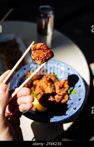 Essen asiatische gebratene Karaage Huhn mit Essstäbchen Stockfoto