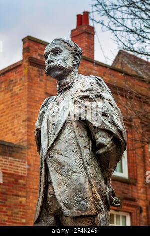 Eine Statue des Komponisten Edward Elgar in Cathedral Plaza in Worcester, England Stockfoto