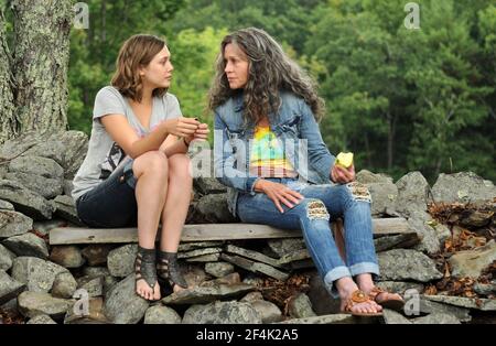 JANE FONDA und ELIZABETH OLSEN in PEACE, LOVE & MISSUNDERSTANDING (2011), Regie Bruce BERESFORD. Copyright: Nur für redaktionelle Verwendung. Keine Verkaufsförderung oder Buchumschläge. Dies ist ein öffentlich verteiltes Handout. Nur Zugriffsrechte, keine Lizenz des Urheberrechts. Nur zu vervielfältigen in Verbindung mit der Promotion dieses Films. Kredit: BCDF BILDER / Album Stockfoto