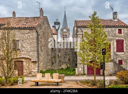 Place des Templiers, Platz im Dorf Sainte-Eulalie-de-Cernon, Gemeinde im Departement Aveyron, Region Causses, Region Okzitanien, Frankreich Stockfoto