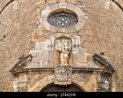 Statue der Jungfrau Maria, Eglise Sainte-Eulalie, Kirche aus dem 12th. Jahrhundert im Dorf Sainte-Eulalie-de-Cernon, Aveyron, Region Causses, Okzitanien, Frankreich Stockfoto