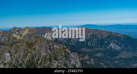 Blick auf Svinica, Orla PERC und Babia hora in Beskids Berge vom Vychodna Vysoka Berggipfel in Vysoke Tatry Berge in der Slowakei Stockfoto