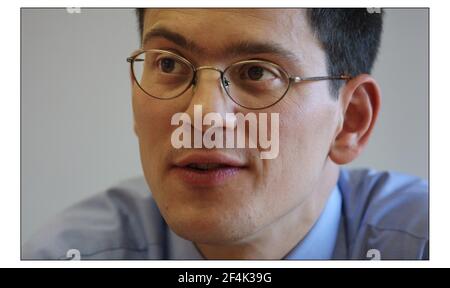 David Miliband, School Standards Minister, stellte heute in seinem Büro in London ein Reformpaket für die Lehrreform vor.Bild David Sandison 22/10/2002 Stockfoto