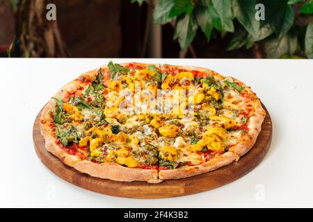 Kitschig gebackene Pizza auf dem weißen Tisch Stockfoto