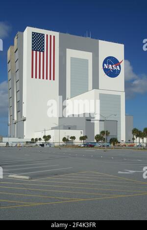 TITUSVILLE, VEREINIGTE STAATEN - Dec 22, 2009: Das Vehicle Assembly Building der NASA am John F Kennedy Space Center unter blauem Himmel Stockfoto