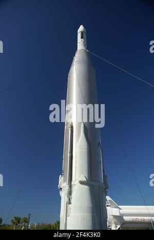 TITUSVILLE, USA - 22. Dez 2009: Die Atlas-Agena-Rakete im Raketengarten des John F Kennedy Space Center Besucherkomplexes unter blauem Himmel. Stockfoto