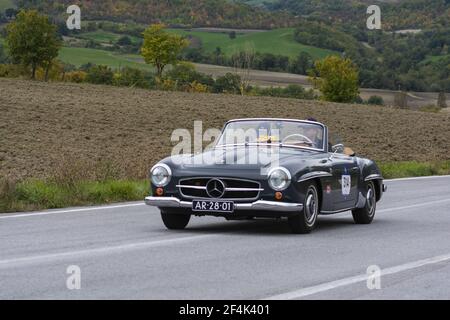 CAGLI, ITALIEN - 22. Okt 2020: CAGLI , ITALIEN - OTT 24 - 2020 : MERCEDES-BENZ 190 SL 1955 auf einem alten Rennwagen in Rallye Mille Miglia 2020 das berühmte ital Stockfoto