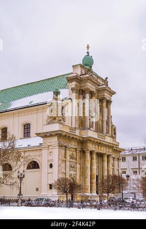 Polen, Warschau: Blick auf die Kirche der Himmelfahrt der Jungfrau Maria und des heiligen Josef, die in Warschau allgemein als Karmelitenkirche bekannt ist. Stockfoto