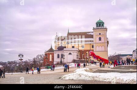 Polen, Warschau: Blick auf die Kirche der Heiligen Anna im historischen Teil der polnischen Hauptstadt. Stockfoto