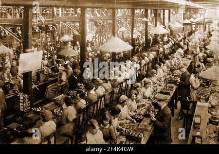 Ein altes Foto, das während des Ersten Weltkrieges aufgenommen wurde und hauptsächlich Frauen und junge Arbeiter zeigt, die Schalensicherungen in einer britischen Munitionsfabrik zusammenbauen. Stockfoto