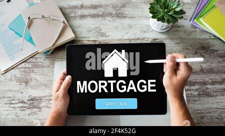 Hypothek Online-Antragsformular auf dem Bildschirm Gerät. Geschäfts- und Finanzkonzept. Stockfoto