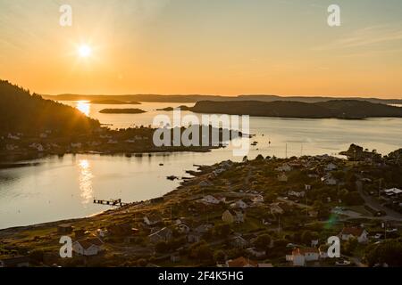 Sonnenuntergang über dem Archipel von Rortangen und der großen Insel Bratton Schweden Stockfoto