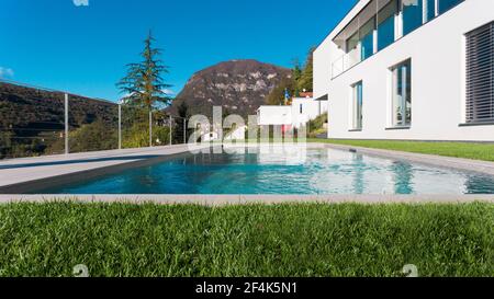 Moderne Luxusvilla mit Garten und Pool Stockfoto