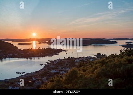 Sonnenuntergang über dem Archipel von Rortangen und der großen Insel Bratton Schweden Stockfoto