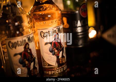 Bukarest, Rumänien - 9. November 2020: Illustrative redaktionelle Bild von einigen Captain Morgan Rum Flaschen in einer Kneipe in Bukarest, Rumänien. Stockfoto