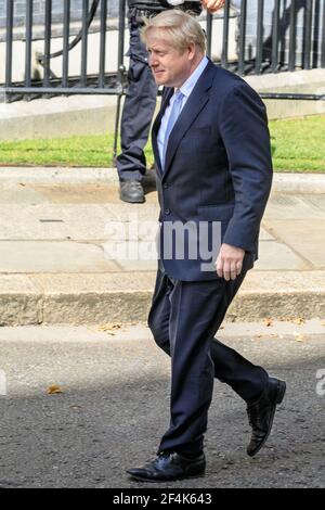 Der britische Premierminister Boris Johnson geht vor die Downing Street Nr. 10, Westminster, London, Großbritannien Stockfoto