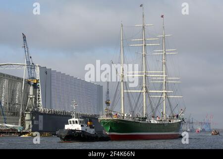 Hamburg, Deutschland. März 2021, 22nd. Das Museumsschiff 'Rickmer Rickmers' wird von Schleppern auf der Elbe im Hamburger Hafen zu einem Liegeplatz auf der Werft Blohm & Voss geschleppt. Nach Angaben der Rickmer Rickmers Foundation hatten niedrige Wasserverhältnisse das Schiff immer wieder an Boden berührt. Die Elbe ist am Liegeplatz so verstummt, dass das Gelände ausgebagt werden muss. Kredit: Bodo Marks/dpa/Alamy Live Nachrichten Stockfoto