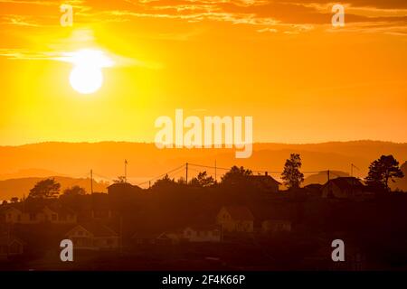 Sonnenuntergang über dem Archipel von Rortangen und der großen Insel Bratton Schweden Stockfoto