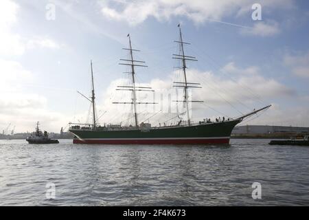 Hamburg, Deutschland. März 2021, 22nd. Das Museumsschiff 'Rickmer Rickmers' wird von Schleppern auf der Elbe im Hamburger Hafen zu einem Liegeplatz auf der Werft Blohm & Voss geschleppt. Nach Angaben der Rickmer Rickmers Foundation hatten niedrige Wasserverhältnisse das Schiff immer wieder an Boden berührt. Die Elbe ist am Liegeplatz so verstummt, dass das Gelände ausgebagt werden muss. Kredit: Bodo Marks/dpa/Alamy Live Nachrichten Stockfoto