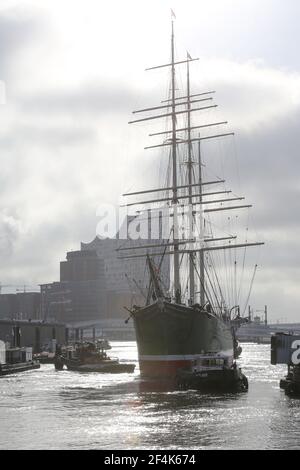 Hamburg, Deutschland. März 2021, 22nd. Mit Schleppern geschleppt, fährt das Museumsschiff 'Rickmer Rickmers' auf der Elbe im Hamburger Hafen zu einem Liegeplatz auf der Werft Blohm & Voss. Im Hintergrund ist die Elbphilharmonie zu sehen. Nach Angaben der Rickmer Rickmers Foundation hatten niedrige Wasserverhältnisse das Schiff immer wieder zu Boden gebracht. Die Elbe ist am Liegeplatz so verstummt, dass das Gelände ausgebagt werden muss. Kredit: Bodo Marks/dpa/Alamy Live Nachrichten Stockfoto