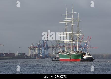 Hamburg, Deutschland. März 2021, 22nd. Das Museumsschiff 'Rickmer Rickmers' wird von Schleppern auf der Elbe im Hamburger Hafen zu einem Liegeplatz auf der Werft Blohm & Voss geschleppt. Nach Angaben der Rickmer Rickmers Foundation hatten niedrige Wasserverhältnisse das Schiff immer wieder an Boden berührt. Die Elbe ist am Liegeplatz so verstummt, dass das Gelände ausgebagt werden muss. Kredit: Bodo Marks/dpa/Alamy Live Nachrichten Stockfoto