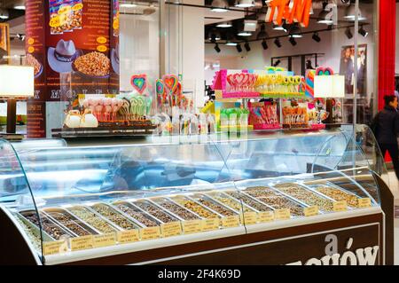 POSEN, POLEN - 10. Feb 2016: Stand mit Nüssen und Süßigkeiten in der Galeria Malta Shopping Mall Stockfoto