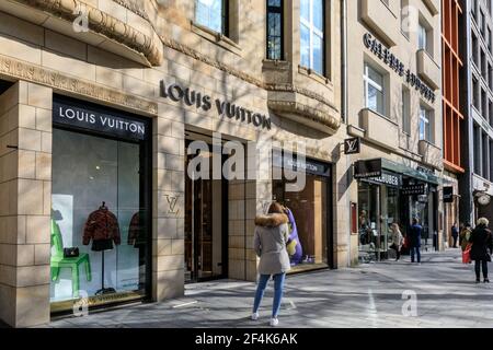 Louis Vuitton Shop in der Königsallee, (kurze Kö), berühmte Einkaufsmeile in Düsseldorf, Deutschland Stockfoto