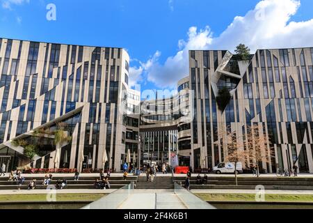 Kö-Bogen Einkaufszentrum und Mall außen, Menschen sitzen in der Sonne, Düsseldorf, NRW, Deutschland Stockfoto