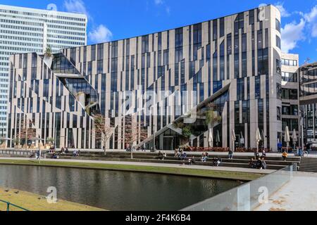 Kö-Bogen Einkaufszentrum und Mall außen, Menschen sitzen in der Sonne, Düsseldorf, NRW, Deutschland Stockfoto