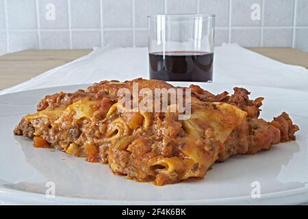 Lasagne al ragù di carne e pomodoro fronte Stockfoto