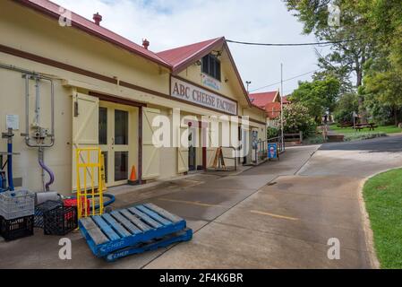 Die ABC Käsefabrik in Zentral-Tilba an der Südküste von NSW ist seit den 1870er Jahren in Betrieb, das heutige Gebäude ist seit 1925 in Betrieb. Stockfoto