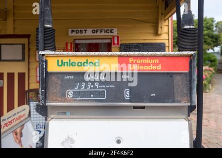 Eine im Freien ungedeckte Benzin- oder Gaspumpe mit Doppelbowsern, die Premium- und bleifreien Kraftstoff in Zentral-Tilba, Australien, liefern. Stockfoto