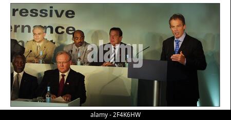 Tony Blair spricht am Ende des Progressive Governance Summit im Penny Hill Park in Bagshot, Surrey, zu einer Pressekonferenz. Gehört von Bundeskanzler Gerhard Schroeder von Deutschland.pic David Sandison 14/7/2003 Stockfoto