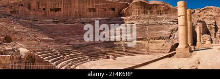 Panoramablick auf das Nabatäische Amphitheater an der historischen Stätte Petra in Jordanien. Stockfoto