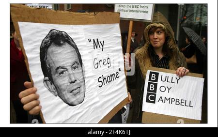 Mitarbeiter der BBC White City) inszenierte eine Walkout-Demo. Um 12 Uhr heute zur gleichen Zeit wie Mitarbeiter der BBC-Zentren im ganzen Land.Bild David Sandison 5/2/2004 Stockfoto