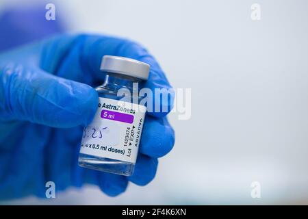 Dresden, Deutschland. März 2021, 20th. Ein Mitarbeiter des Impfzentrums der Messe Dresden hält eine Ampulle mit dem Wirkstoff von AstraZeneca gegen Corona in der Hand. Das Land Sachsen nimmt die Impfungen mit dem Impfstoff AstraZeneca wieder auf. Die Impfungen mit dem Impfstoff AstraZeneca waren am Montag nach dem Auftreten von Blutgerinnseln im zeitlichen Zusammenhang mit Impfungen für kurze Zeit eingestellt worden. Quelle: Robert Michael/dpa-Zentralbild/ZB/dpa/Alamy Live News Stockfoto